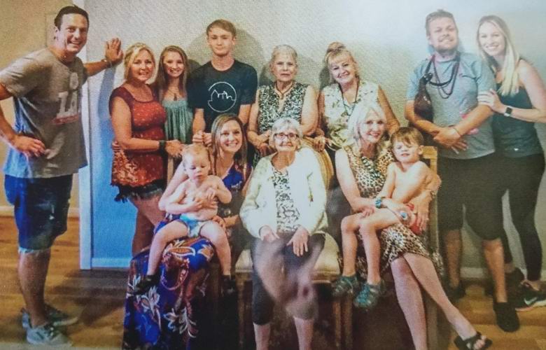 O rosto do tio falecido foi examinado em uma foto de família