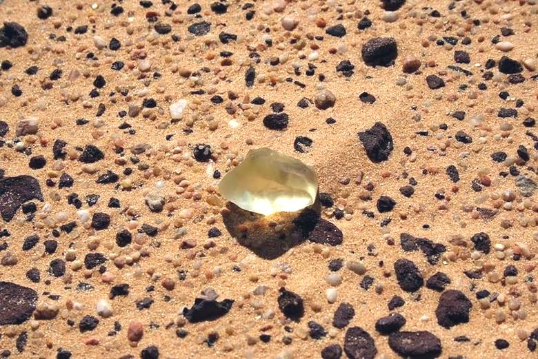 Vidro líbio - um mineral misterioso do deserto