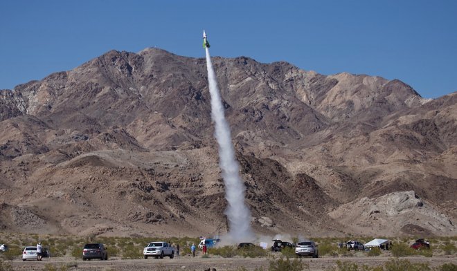 Mike Hughes colidiu com um foguete improvisado, tentando provar que a Terra é plana