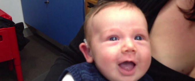 Baby ouviu a voz da mãe e sorriu