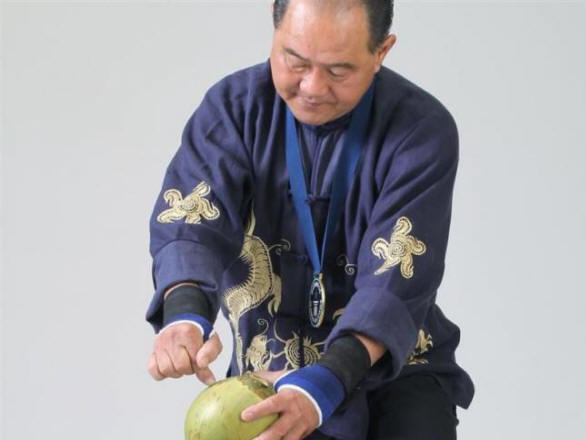 O mestre de Kung Fu Ho En Hu pode perfurar coco com um dedo