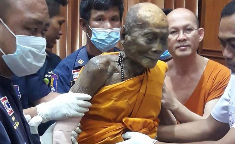 Monge budista morto sorriu em um caixão