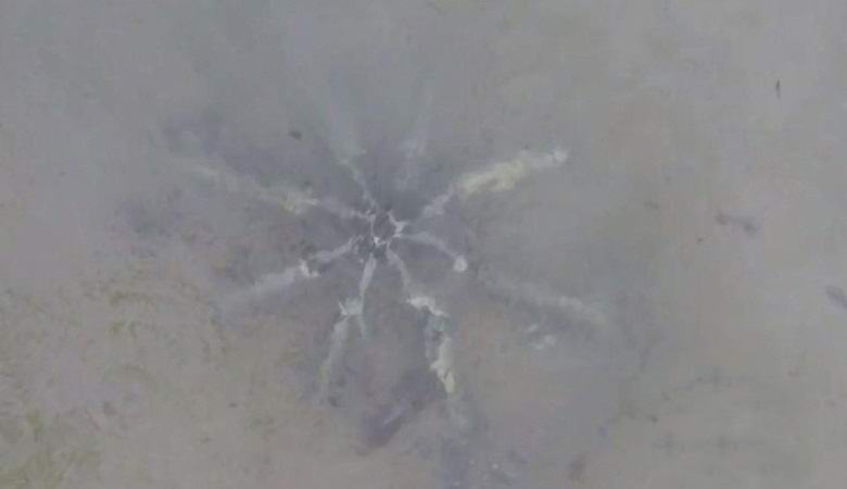 Um objeto não identificado de metal encontrado em uma praia nos EUA