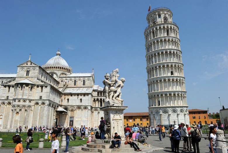 Inúmeros turistas gradualmente nivelam a encosta da Torre Inclinada de Pisa