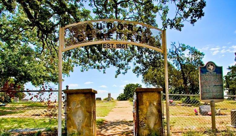 Túmulo estrangeiro no cemitério de Aurora, Texas