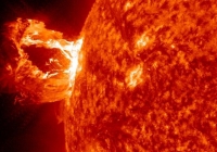 Uma poderosa tempestade magnética na Terra é desencadeada por uma explosão solar. 