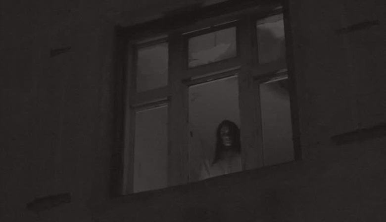 O homem fotografou na janela o fantasma de uma namorada falecida recentemente