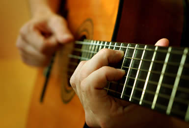 É útil ouvir música, mas tocar você mesmo - também não é um obstáculo