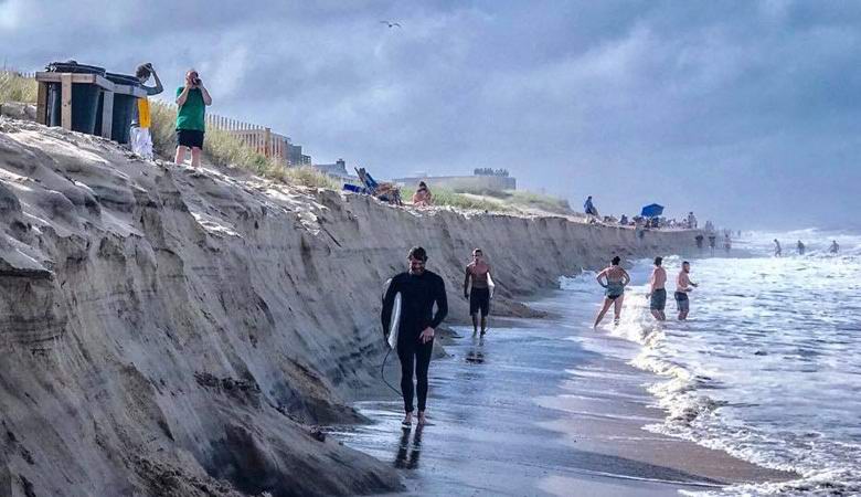 Uma rocha misteriosa se formou de repente em uma praia americana