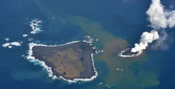 No arquipélago de Bonin, uma ilha vulcânica devorou ​​seu vizinho