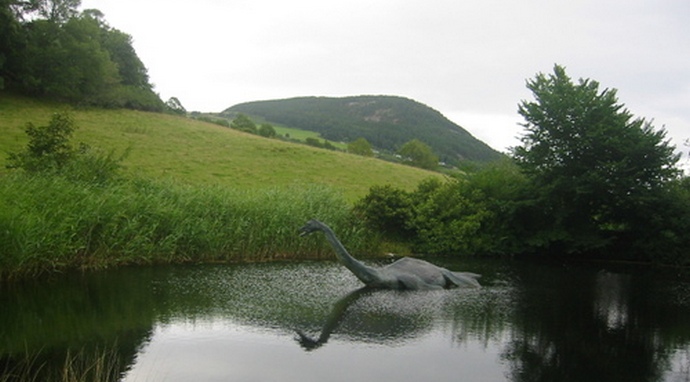 No fundo do lago Ness, eles encontraram o refúgio de um monstro misterioso