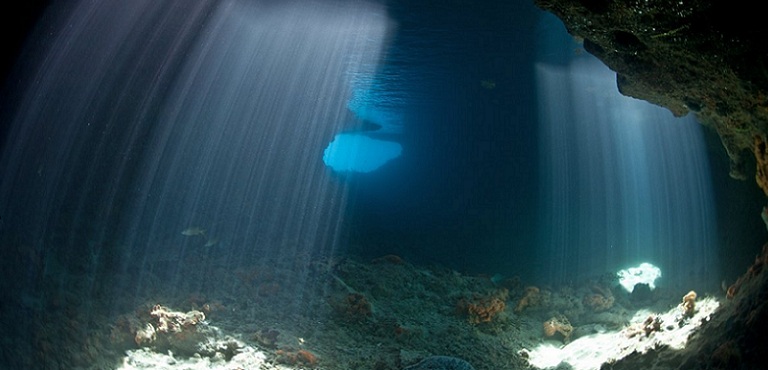 Pegadas gigantes inexplicáveis ​​encontradas no fundo do Oceano Pacífico