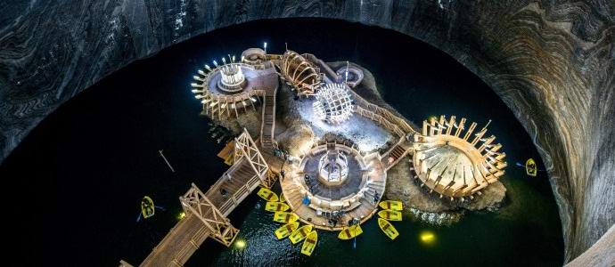 Um excelente parque de diversões está instalado no fundo da mina romena inundada