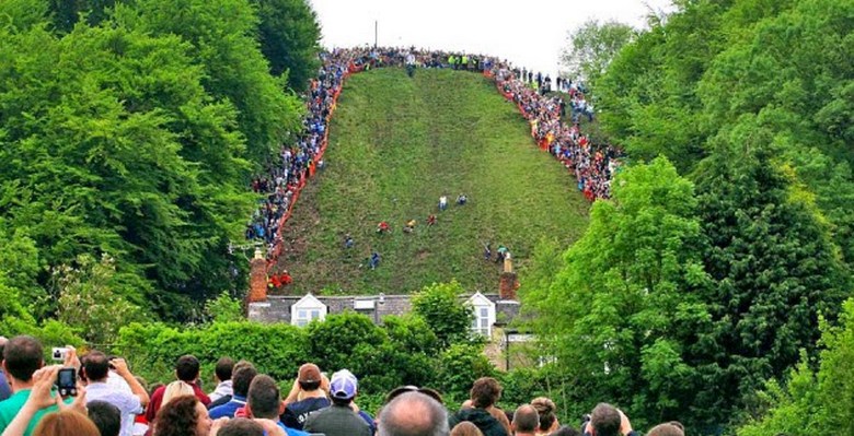 Corridas tradicionais de queijos realizadas na Cooper Hill em Gloucestershire