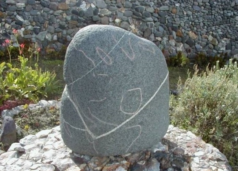 Um continente desconhecido descoberto em um globo de pedra