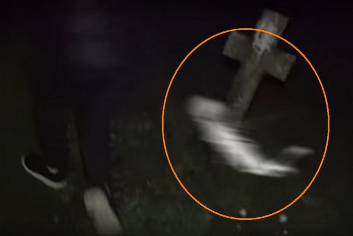 Um fantasma furioso atacou um adolescente em um cemitério