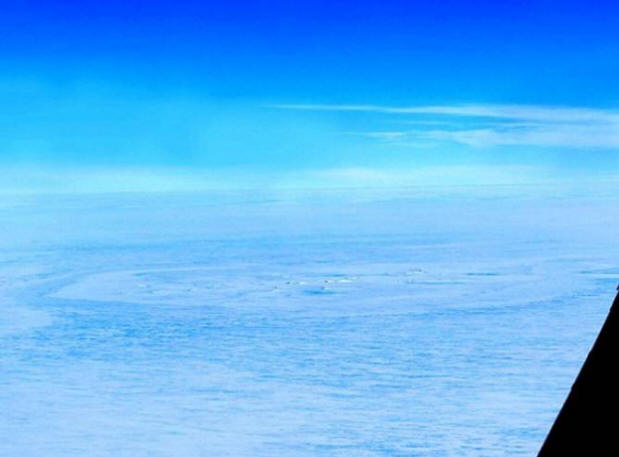 No gelo da Antártica encontrou um círculo com um diâmetro de 2 quilômetros