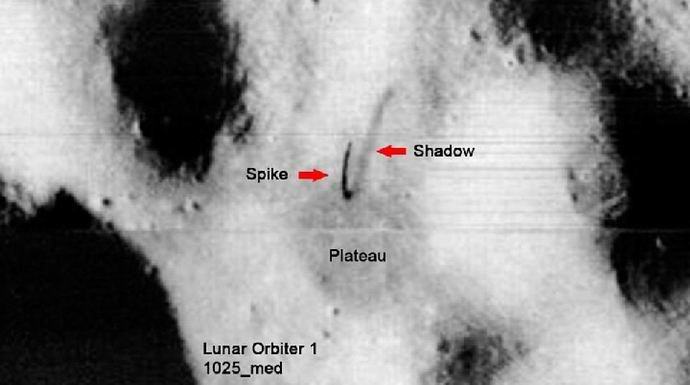 Uma antena misteriosa foi descoberta em uma fotografia lunar