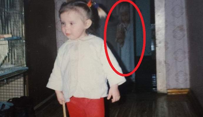 O fantasma de outra criança foi notado na fotografia de uma criança velha