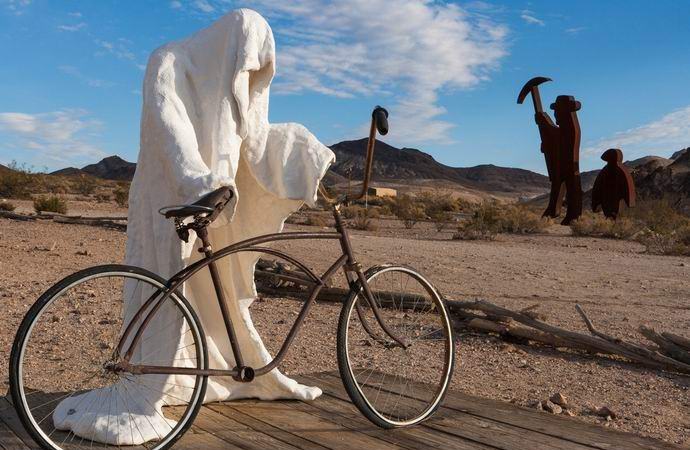 O vídeo foi filmado como um fantasma pedalando uma bicicleta