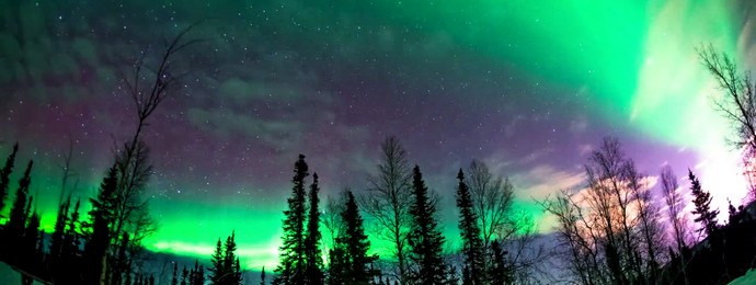 A mágica aurora boreal queima no Alasca