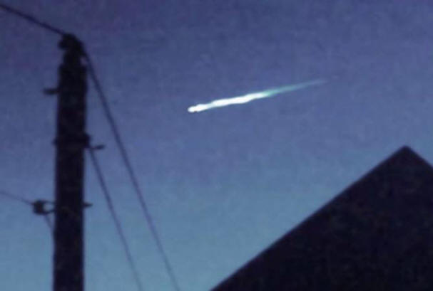 Testemunhas fotografaram um objeto caindo com um OVNI sobre a Califórnia