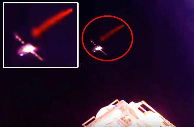 Um OVNI vermelho brilhou sobre o dragão durante a atracação com a ISS