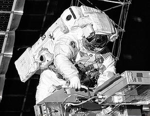 A NASA suspendeu caminhadas espaciais em trajes espaciais americanos