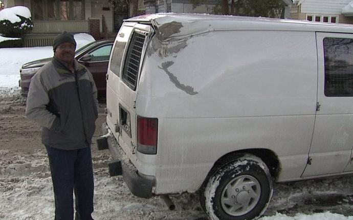 Um pequeno OVNI caiu em um carro americano