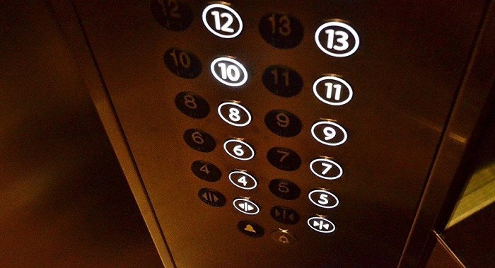 Força inexplicável jogou a garota no elevador