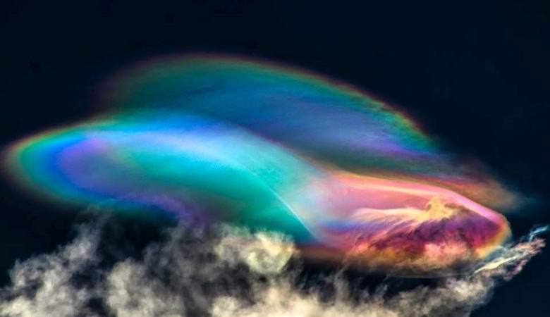 Nuvens arco-íris incríveis apareceram sobre o Peru