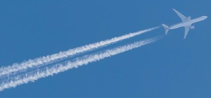 OVNI apagou do céu a trilha de condensação do avião