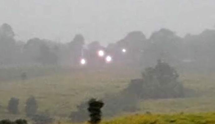 UFOs dançam em torno de um campo britânico