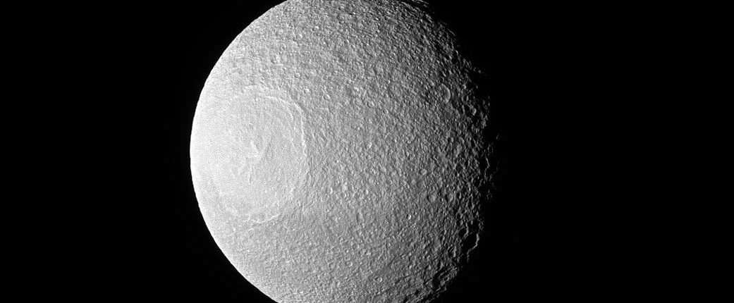 Um novo olhar sobre Tethys da missão Cassini 