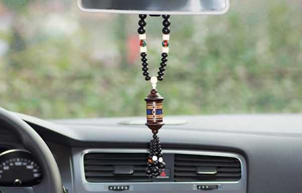 amuleto no carro 