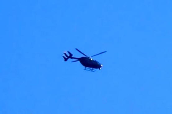 Testemunhas oculares dispararam um estranho helicóptero no céu, voando com uma hélice parada