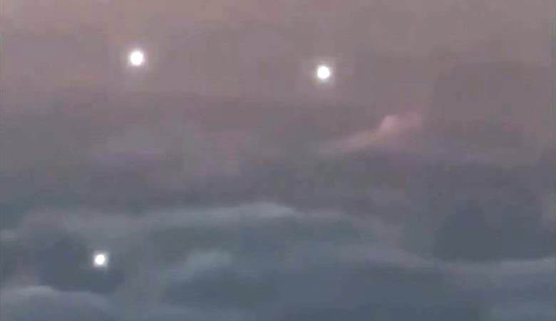 Luzes como criaturas vivas perseguindo um avião