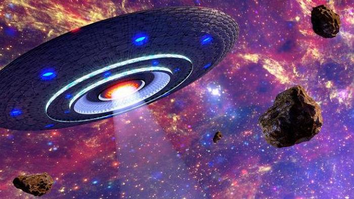 Grandes naves alienígenas em órbita terrestre