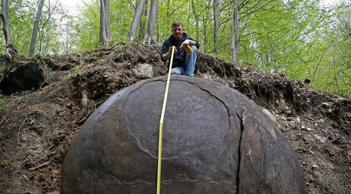 Uma enorme bola de pedra encontrada na Bósnia