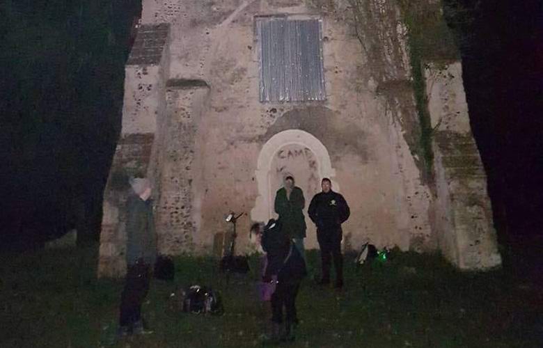 Caça-fantasmas capturam vozes e luzes estranhas em uma igreja abandonada