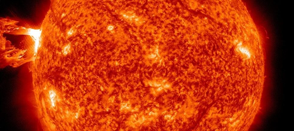 Uma enorme bola de fogo saiu do sol, que pode transformar a Terra em cinzas 