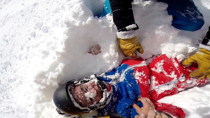 Um cara tirou um esquiador de 19 anos da neve nos Alpes (VÍDEO)
