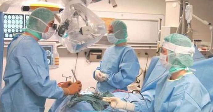 A primeira operação de transplante de cabeça do mundo
