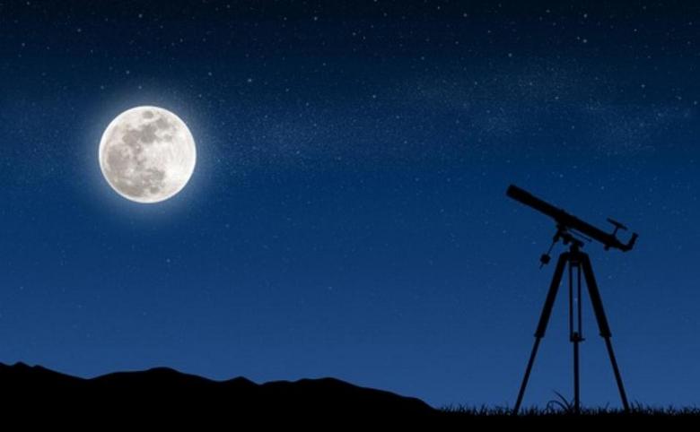 O primeiro a notar uma certa estranheza na lua foi o pregador do século XVII, Cotton Mather.