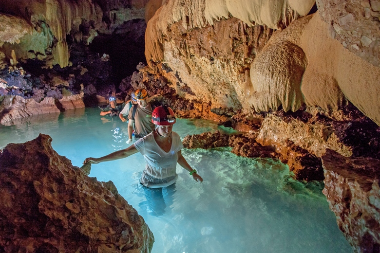 Caverna em Belize armazena artefatos maias antigos