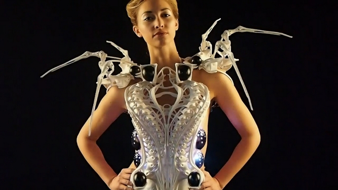 Vestido de aranha avisa: experimente o toque!