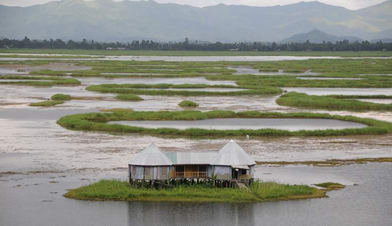 Ilhas flutuantes do lago Phumdi Loktak