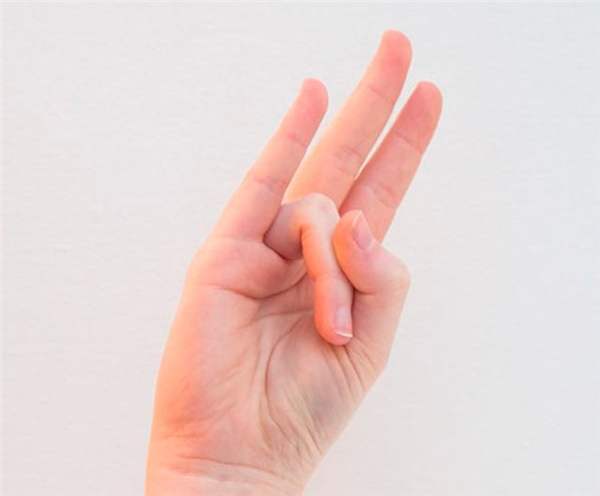 Por que o dedo anular da mão direita coça? 