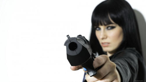 Menina com uma arma-6_359099535