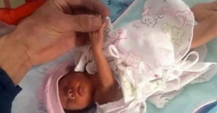 A menina enterrada viva milagrosamente sobreviveu